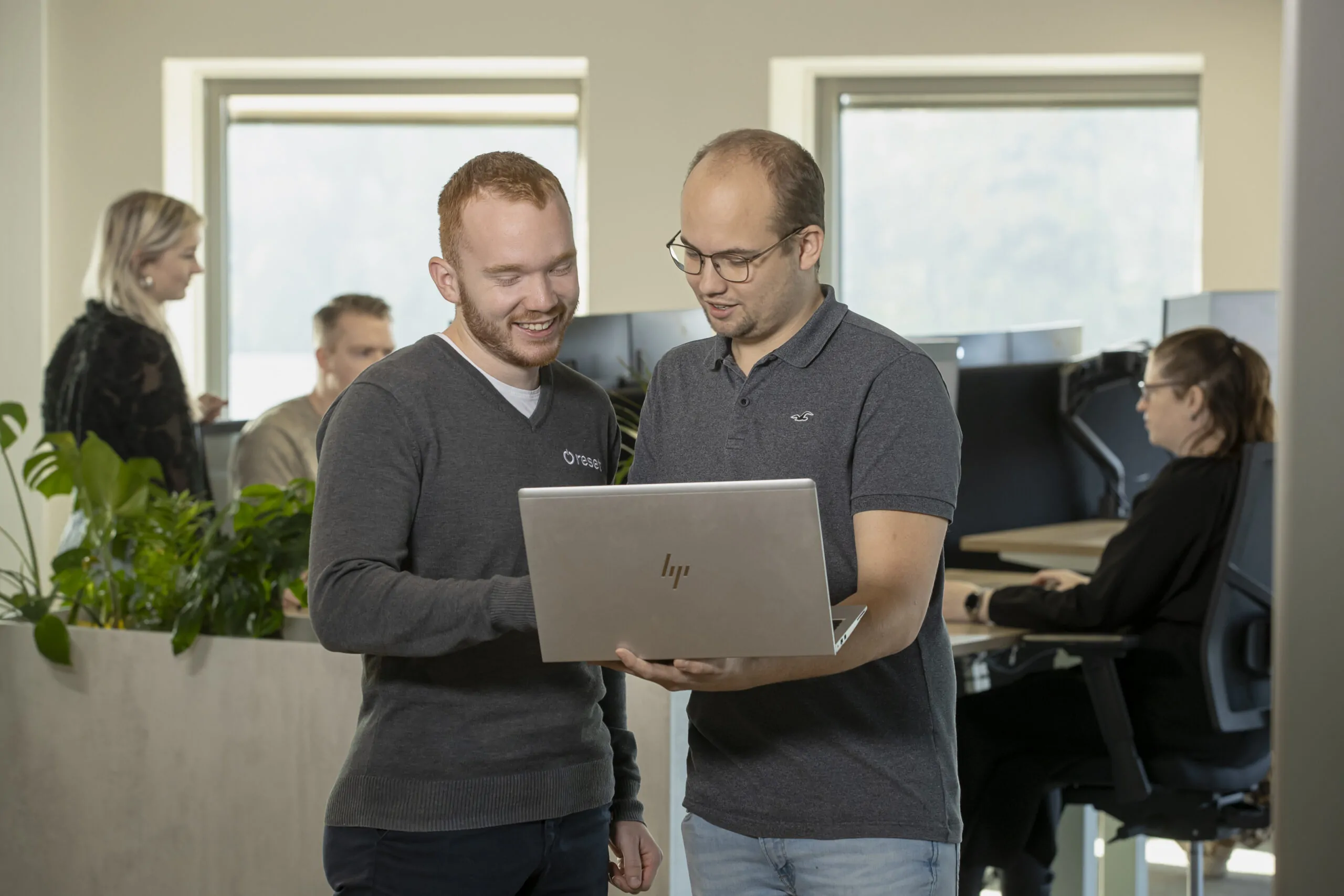 IT Engineers staand achter laptop