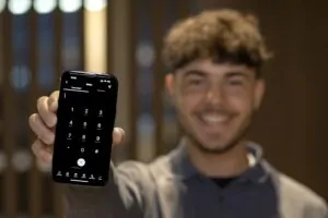 Medewerker telefoon Teams bellen