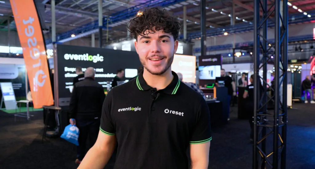 Liam van Dam bij de Eventlogic x Reset beursstand op de nationale sportvakbeurs